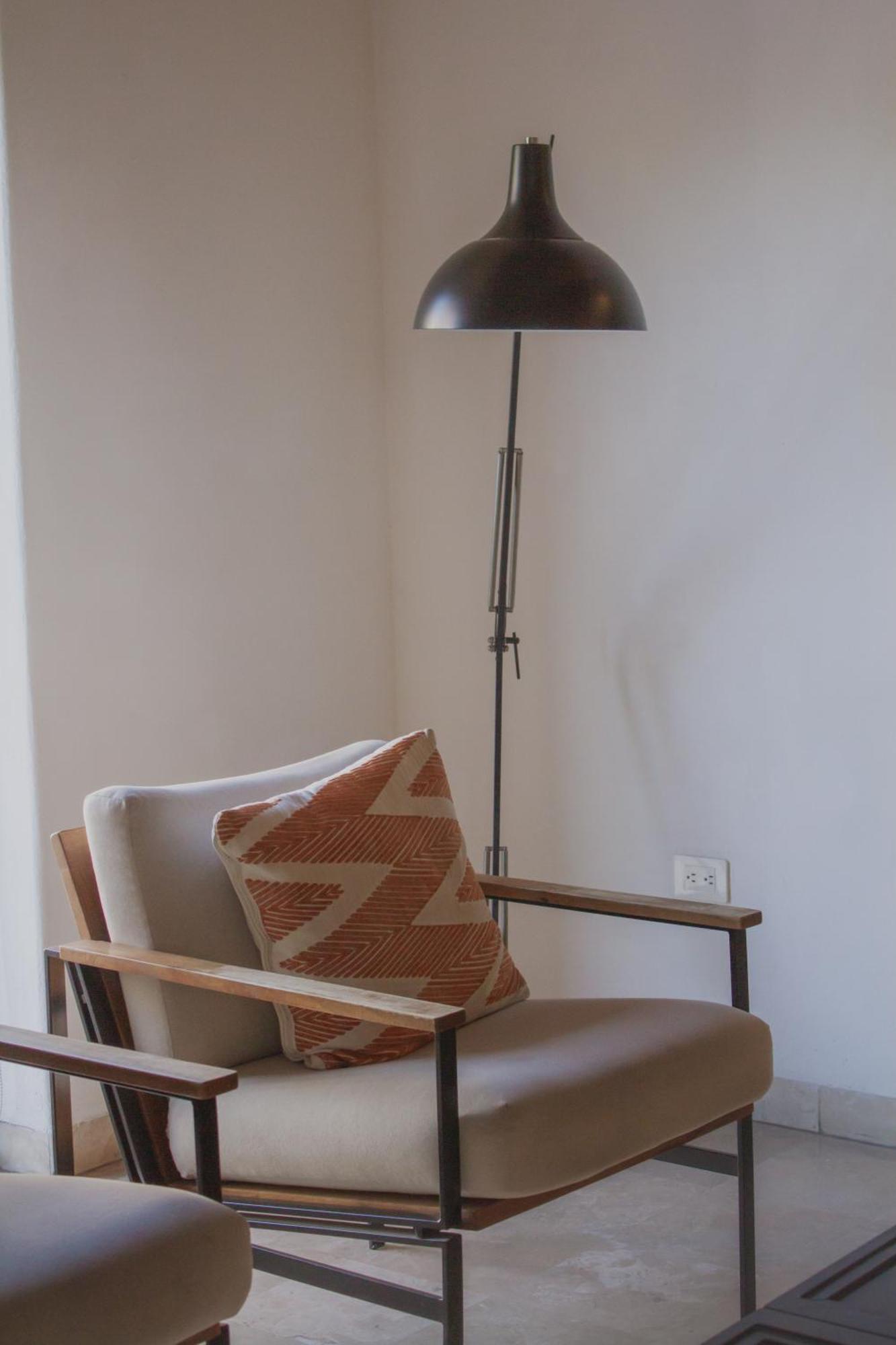 Hotel Catedral La Paz Bagian luar foto A floor lamp