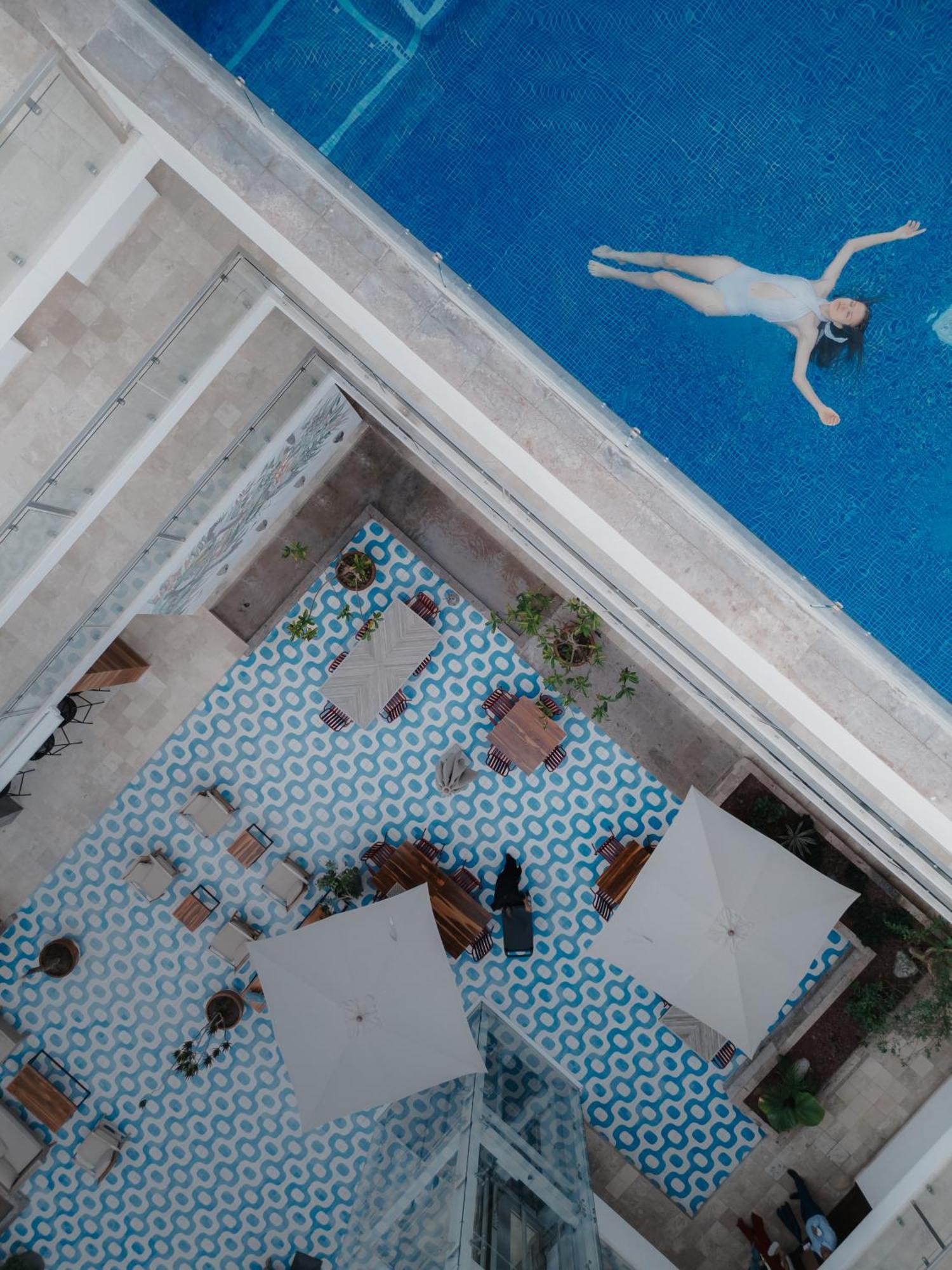 Hotel Catedral La Paz Bagian luar foto The swimming pool at the hotel
