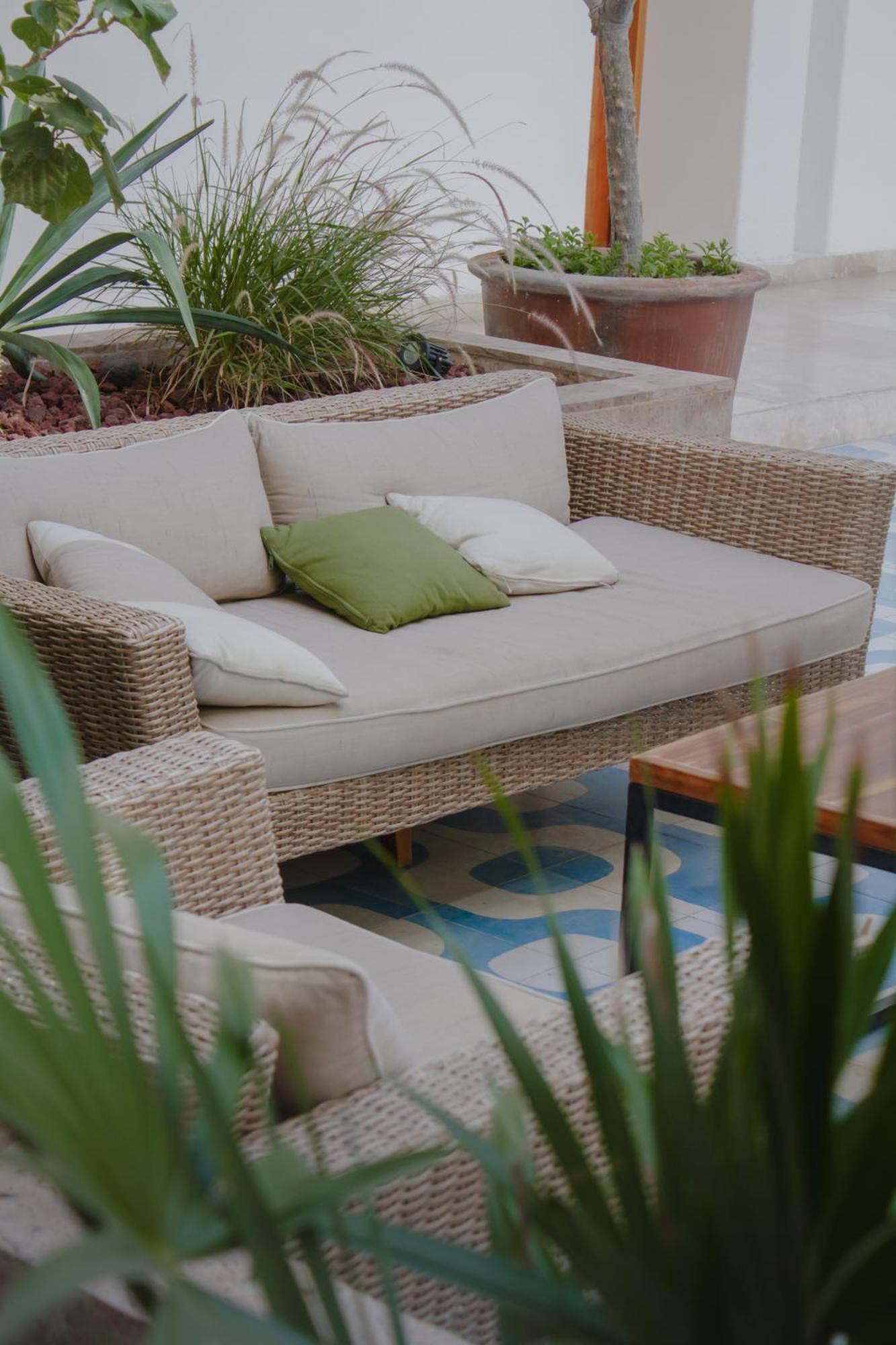 Hotel Catedral La Paz Bagian luar foto A rattan sofa