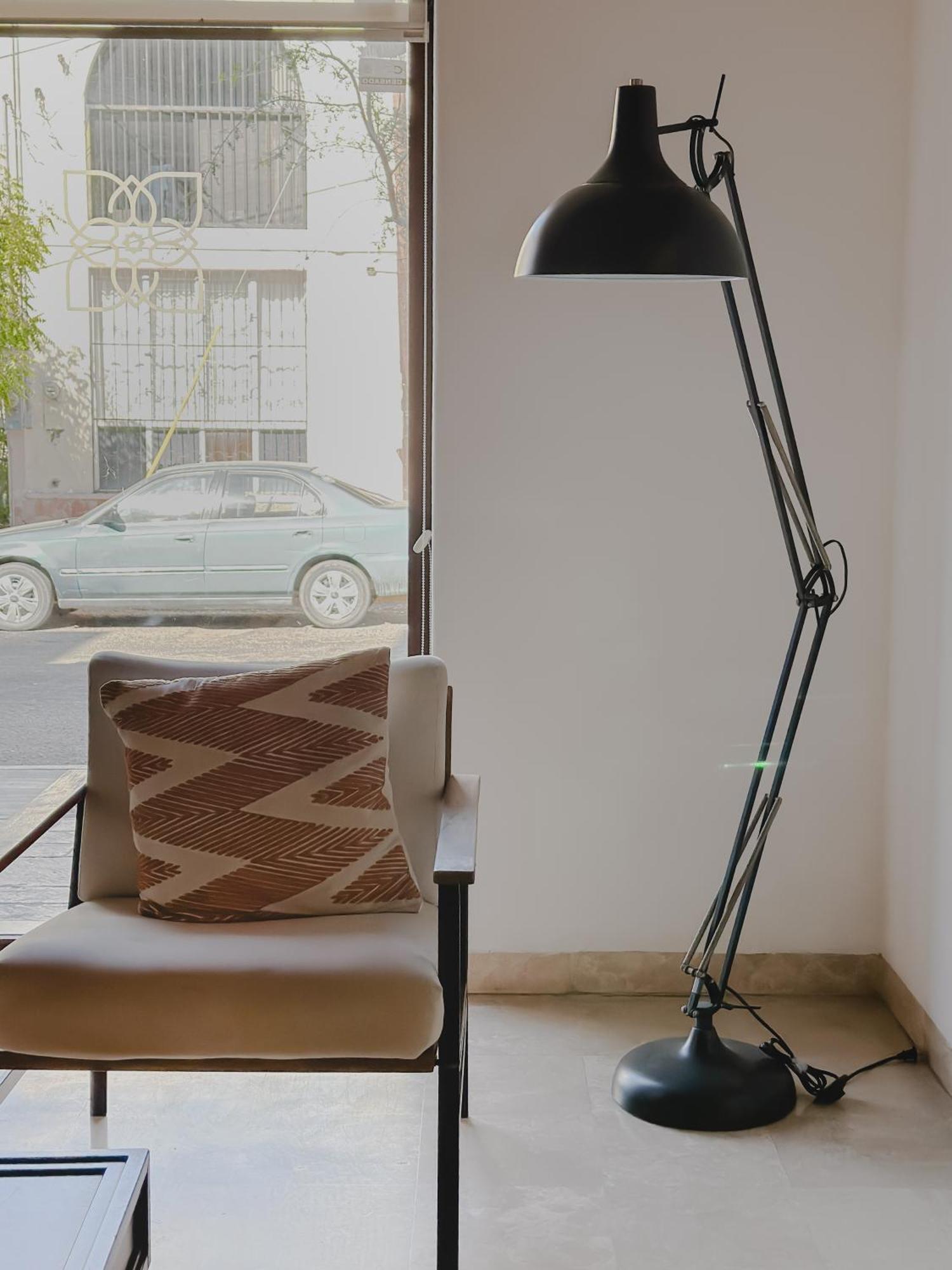 Hotel Catedral La Paz Bagian luar foto A floor lamp