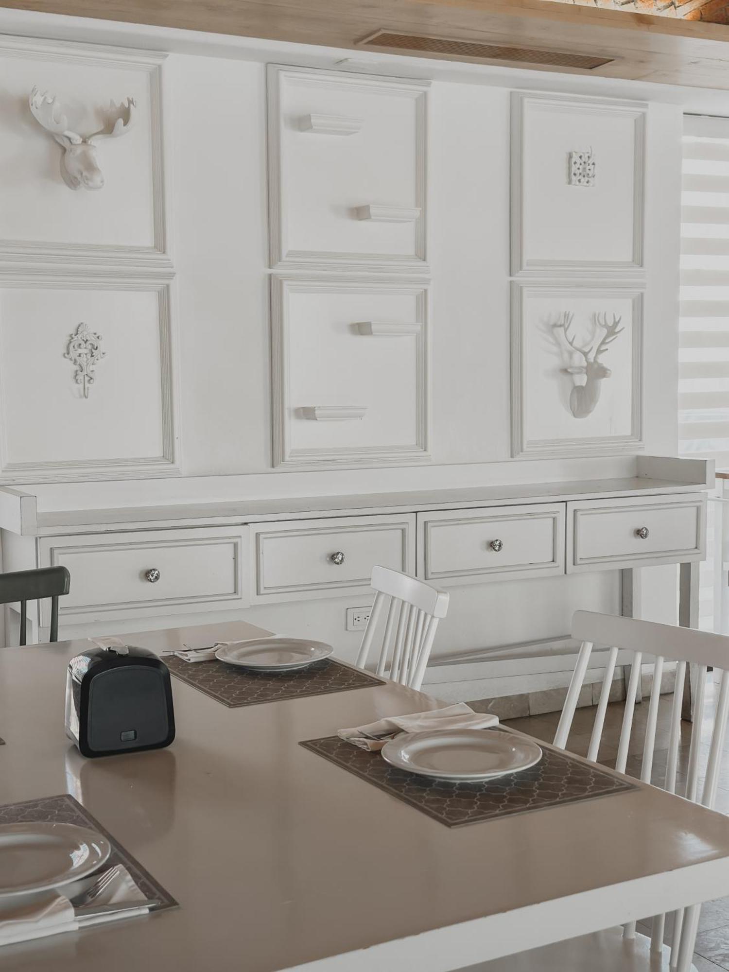 Hotel Catedral La Paz Bagian luar foto A wainscoting in a dining room
