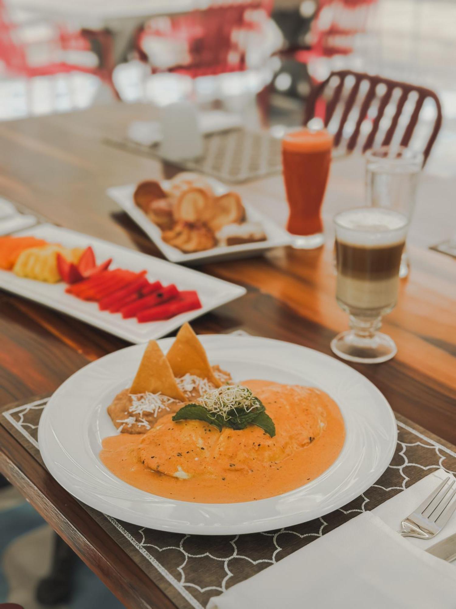 Hotel Catedral La Paz Bagian luar foto A typical meal at a restaurant in the city