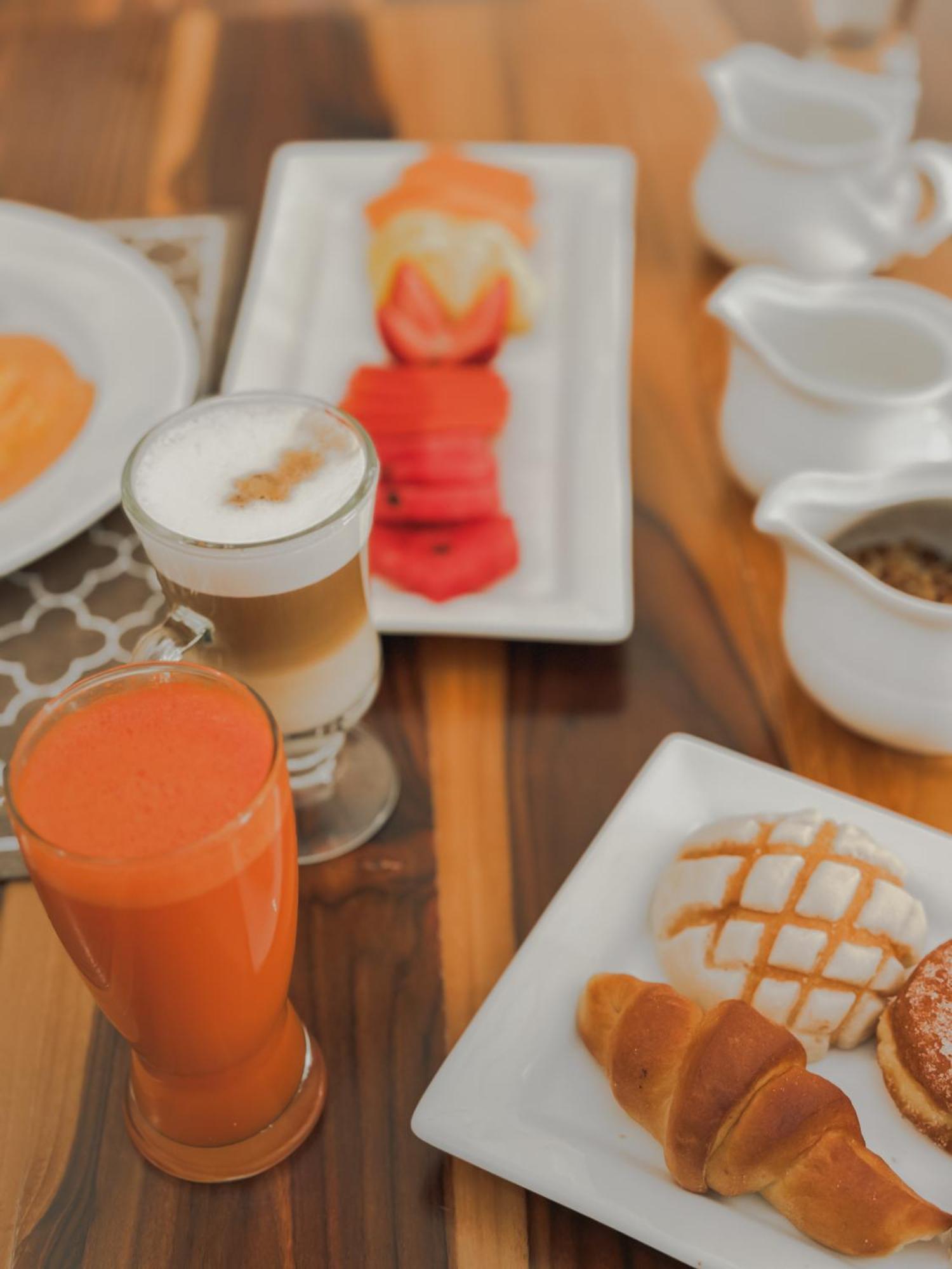 Hotel Catedral La Paz Bagian luar foto A glass of carrot juice