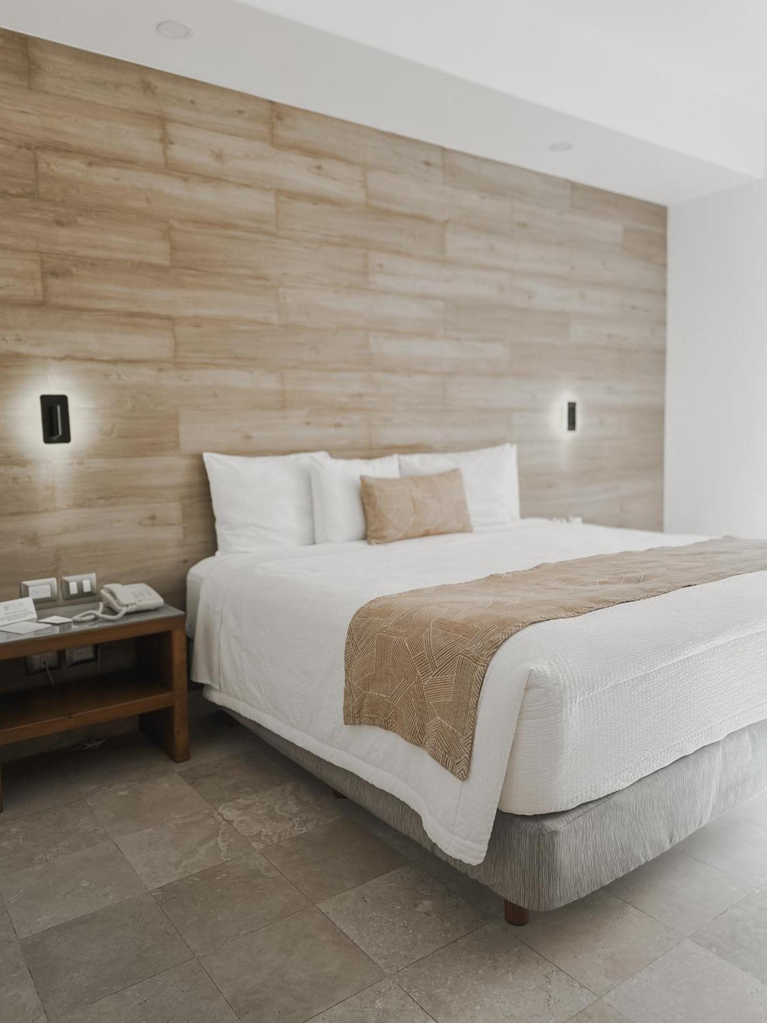 Hotel Catedral La Paz Bagian luar foto A bed with a bed runner