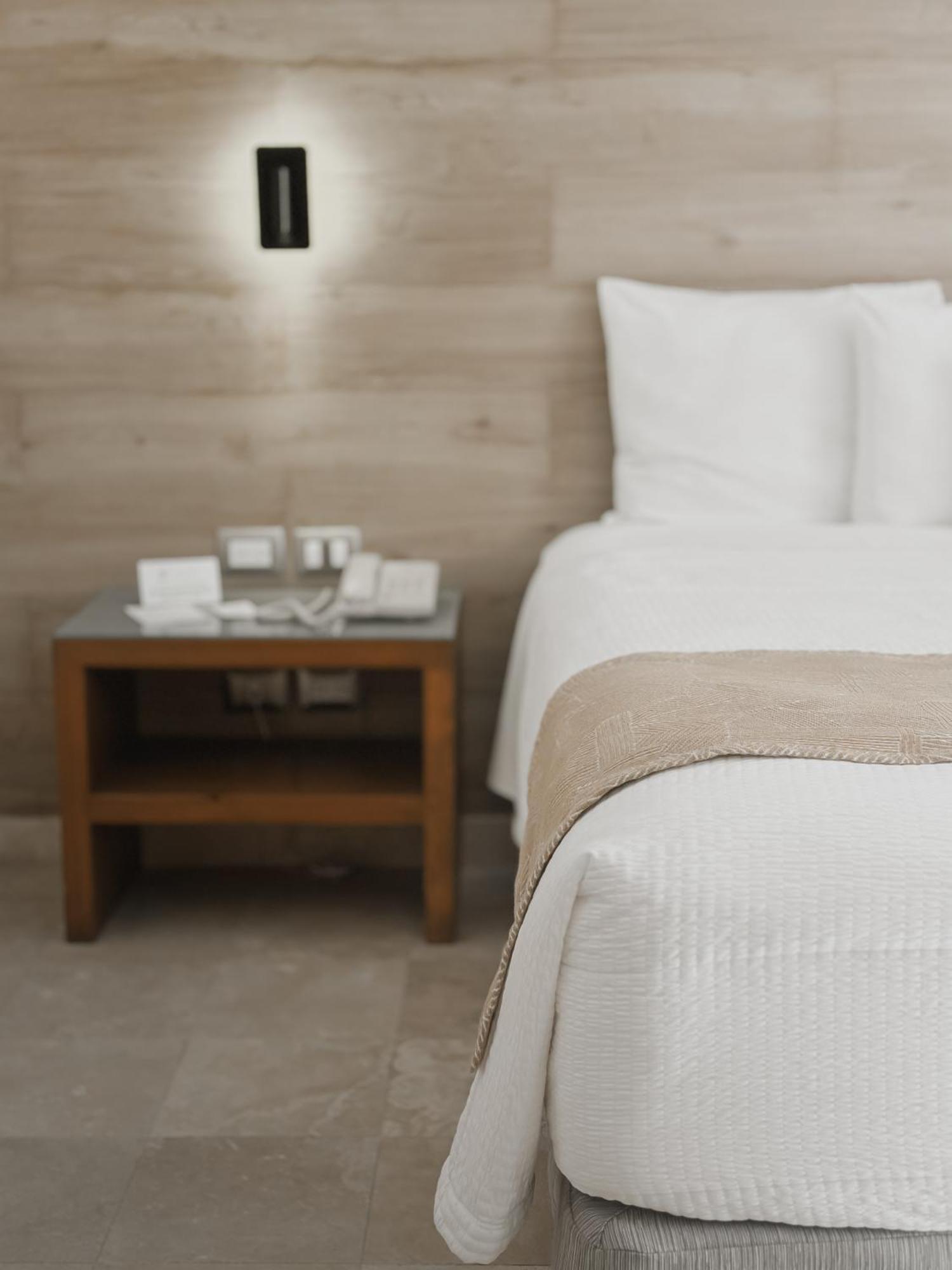 Hotel Catedral La Paz Bagian luar foto A bedside table