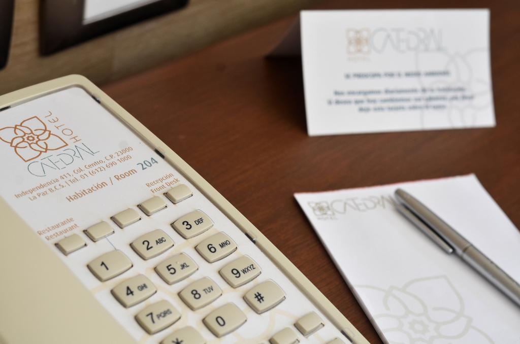 Hotel Catedral La Paz Bagian luar foto A telephone with a business card