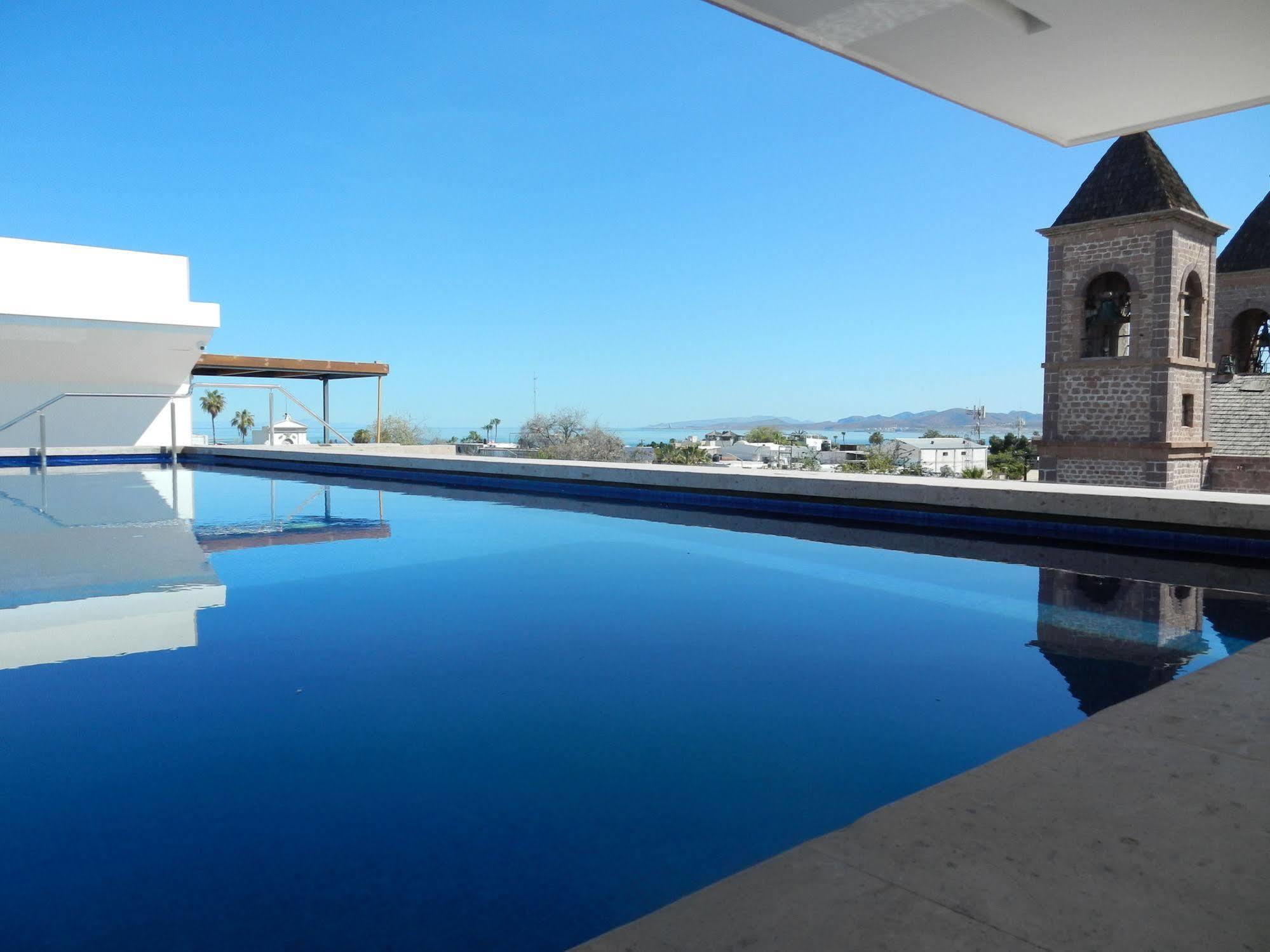Hotel Catedral La Paz Bagian luar foto View of the swimming pool