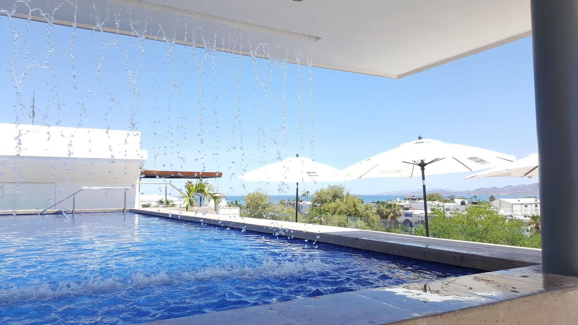Hotel Catedral La Paz Bagian luar foto Rooftop pool at the Hotel